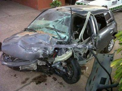 Muri� tras estrellar su auto contra una columna frente a la casa de su mujer