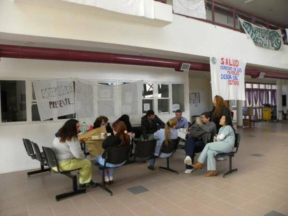 Trabajadores del hopital de Deseado realizan medida de fuerza
