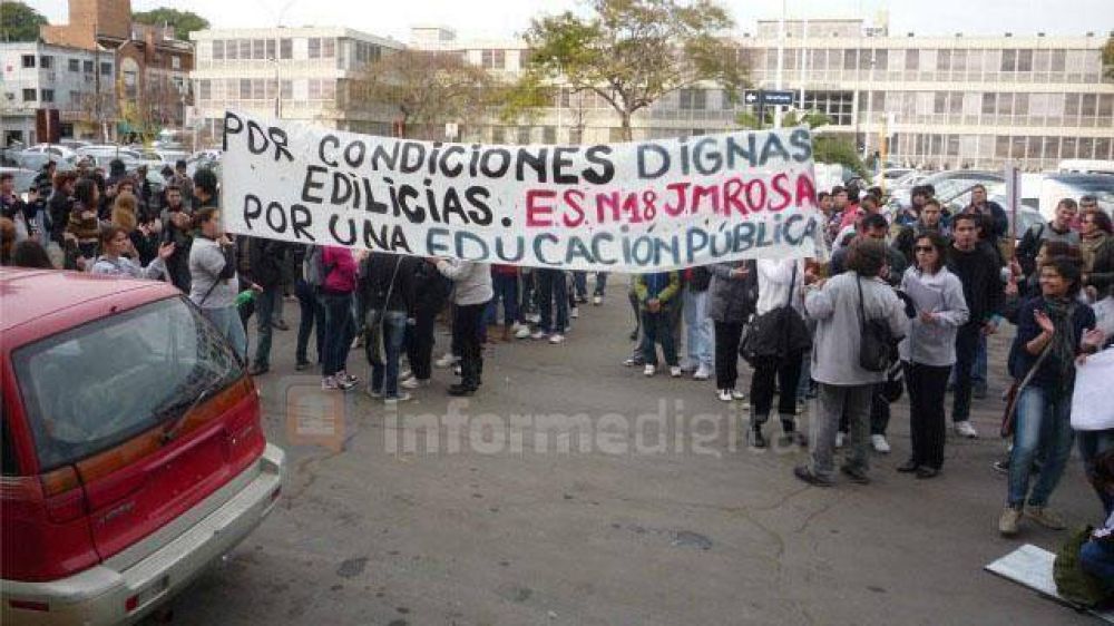 Paran�: estudiantes y directivos reclamaron ba�os para su escuela