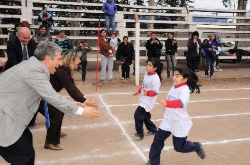 Intercolegiales: El Gobernador particip� de una tarde de compa�erismo y deporte de chicos con capacidades diferentes