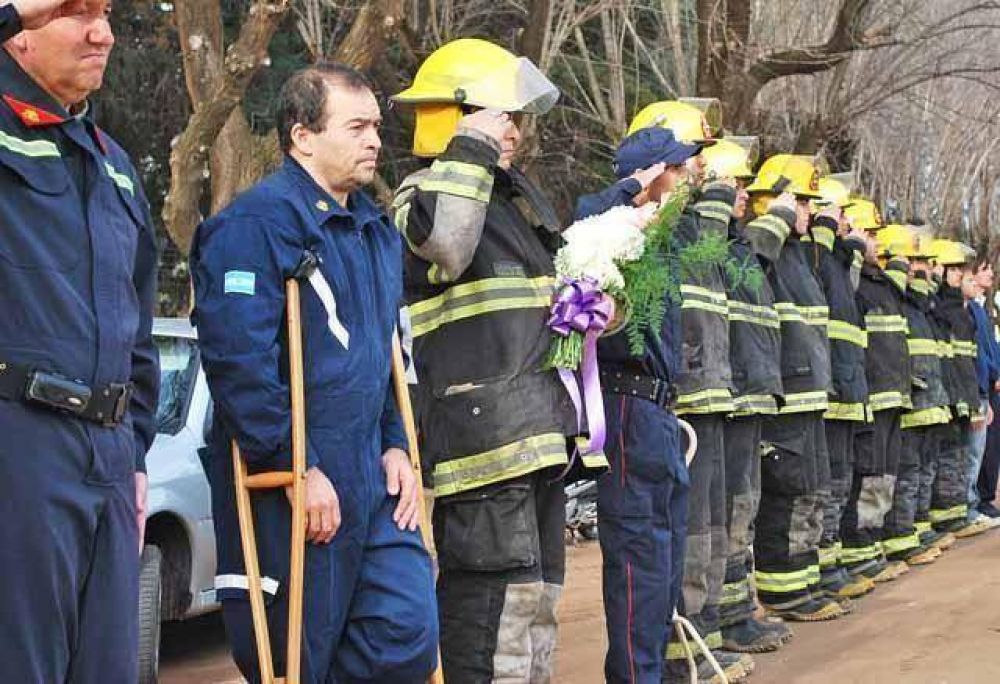 Homenaje en recordaci�n a los bomberos fallecidos P�rez y Olgu�n a 13 a�os del incendio