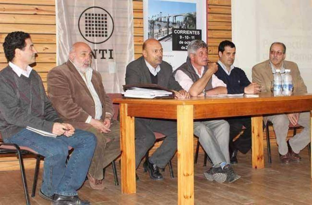 Ferr�n y Rainone en la apertura de la Jornada Regional de Perspectivas Agropecuarias