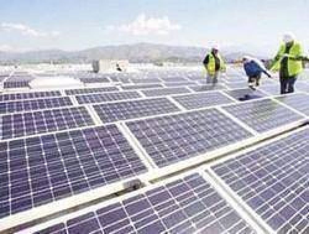 Hoy llegan t�cnicos alemanes que buscar�n avanzar con la fabricaci�n de paneles solares