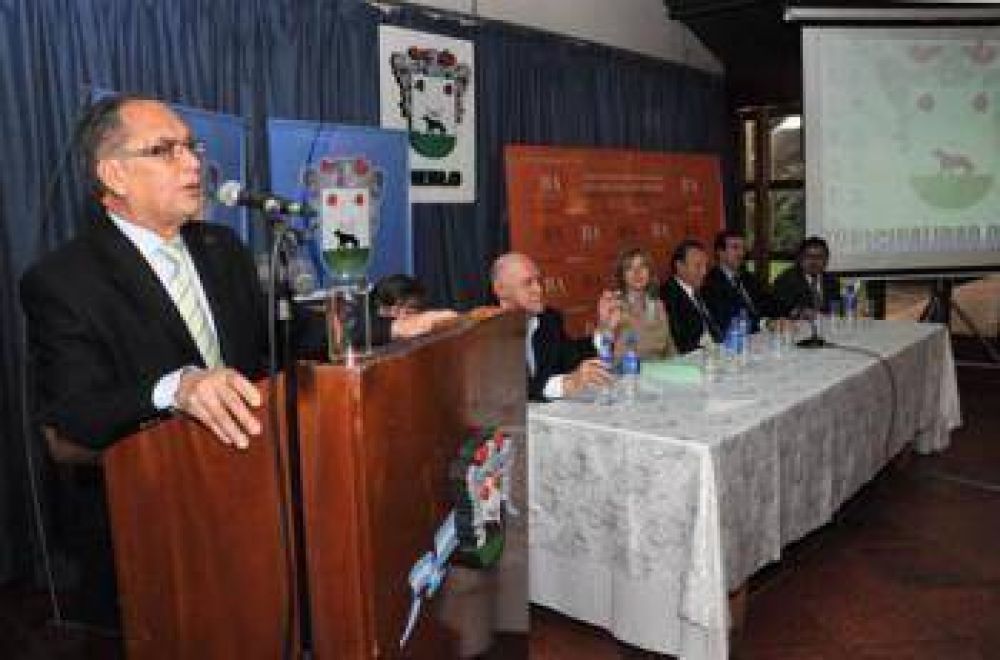 El intendente Aberto Descalzo particip� del foro de opini�n para una nueva ley �ganica municipal
