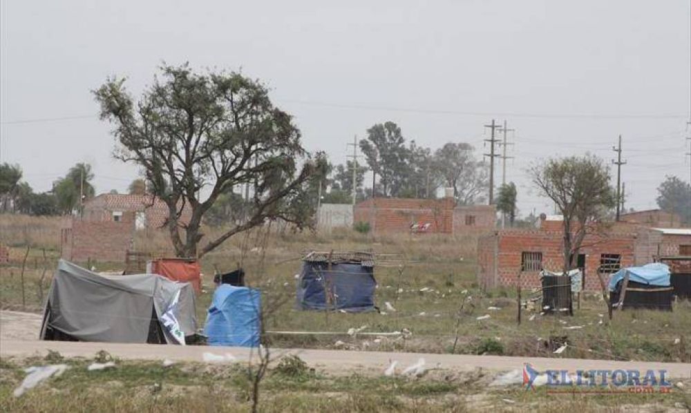 En el asentamiento del Pirayu� las familias resistieron la lluvia de ayer