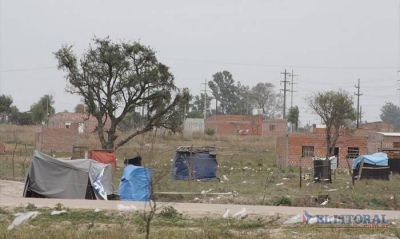 En el asentamiento del Pirayu� las familias resistieron la lluvia de ayer