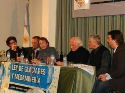 La Gobernadora particip� de debate sobre megaminer�a y Ley de Glaciares