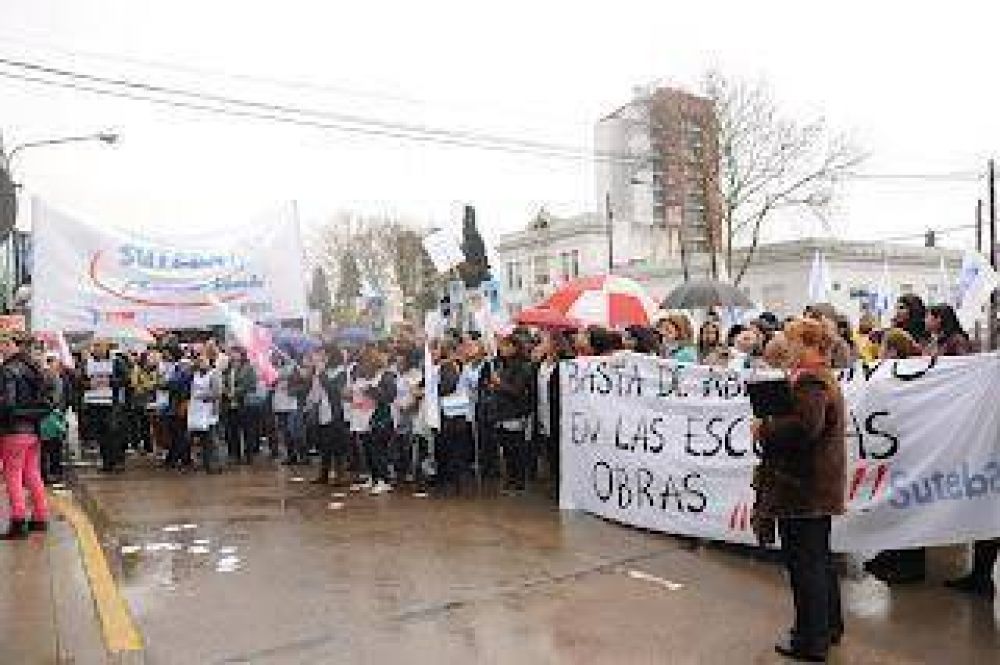 Docentes de Florencio Varela marcharon por mejores escuelas