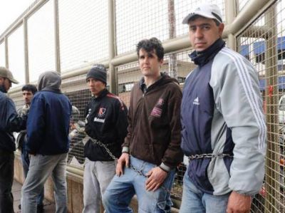 Trabajadores se encadenan por despidos en JBS Swift