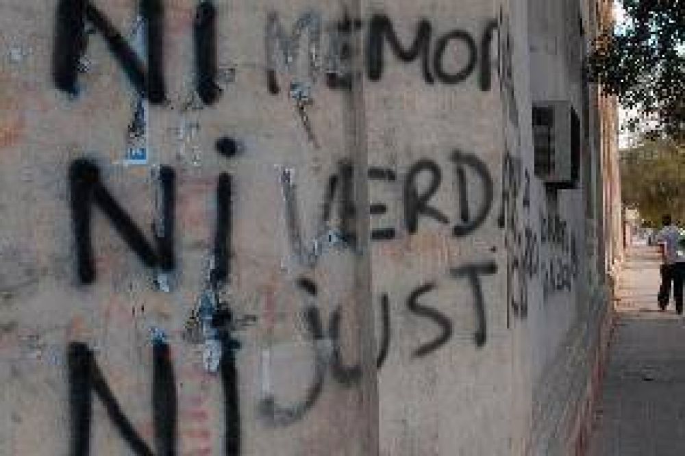 Organismos de DD.HH. pedir�n que se investigue a los autores de las pintadas