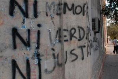 Organismos de DD.HH. pedir�n que se investigue a los autores de las pintadas