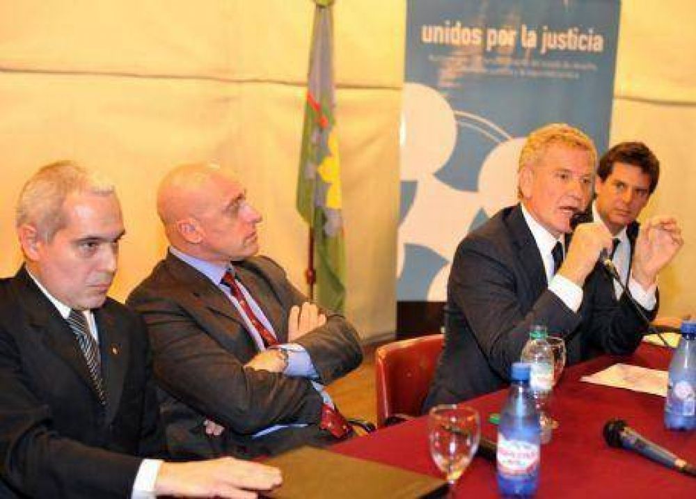 Con la presencia de Francisco de Narvez, se llev adelante un nuevo debate sobre la inseguridad 