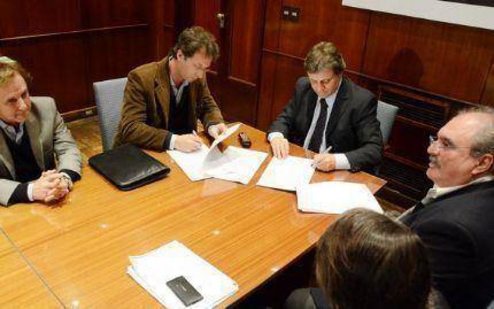Ahora ya es oficial: Aldrey tambi�n se qued� con la Vieja Estaci�n Terminal; Pulti feliz al firmar la entrega