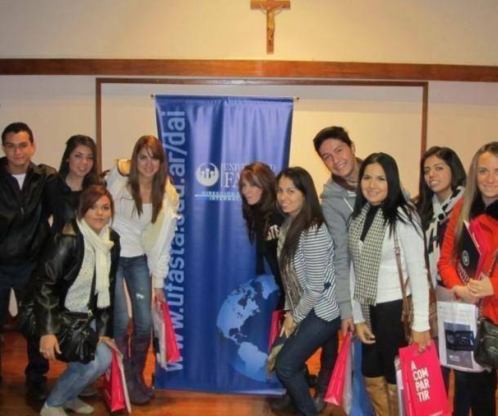 Diez estudiantes extranjeros en la Universidad FASTA 