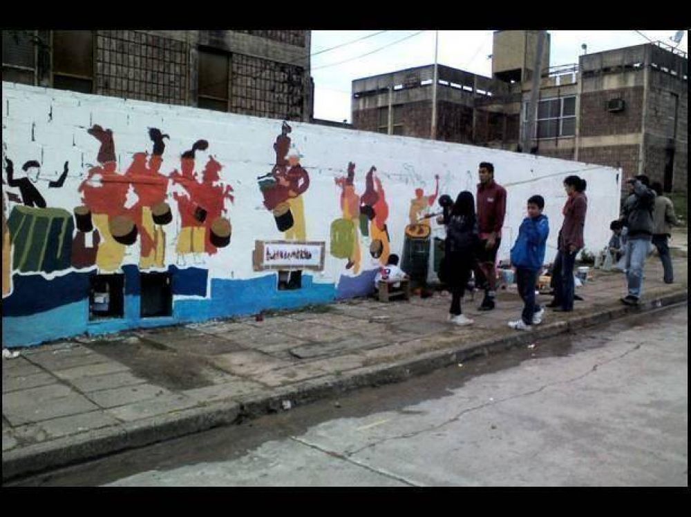 Para integrar a dos barrios de Paran� pintaron el muro que los divide