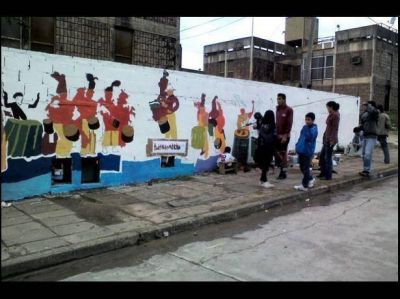 Para integrar a dos barrios de Paran� pintaron el muro que los divide