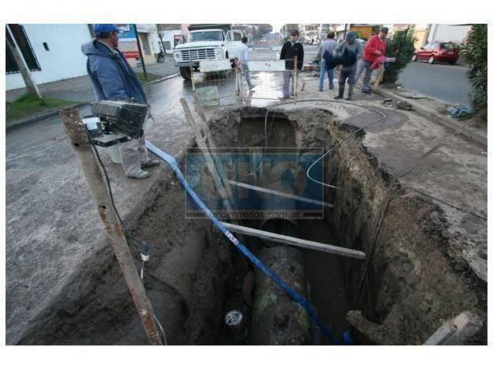 Repararon ca�o que afectaba la circulaci�n en un tramo de calle Almafuerte