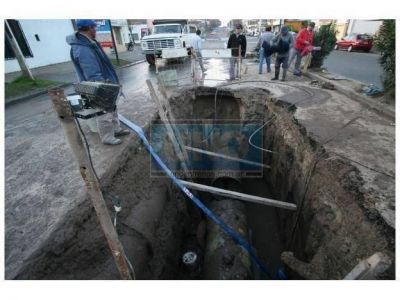 Repararon ca�o que afectaba la circulaci�n en un tramo de calle Almafuerte