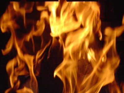 Un auto se prendi� fuego en la playa de estacionamiento del shopping