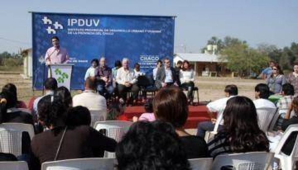 EN EL SAUZALITO, CAPITANICH ENTREG� LAS PRIMERAS 10 VIVIENDAS DE UN COMPLEJO HABITACIONAL