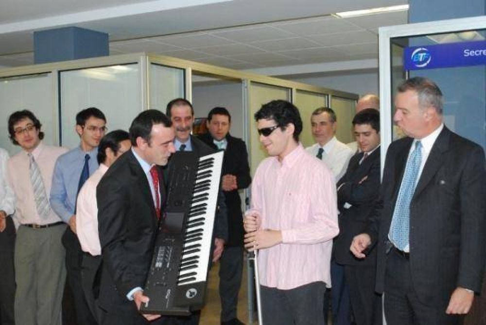 El BTF y sus empleados donaron un �rgano musical a Walter Oropel