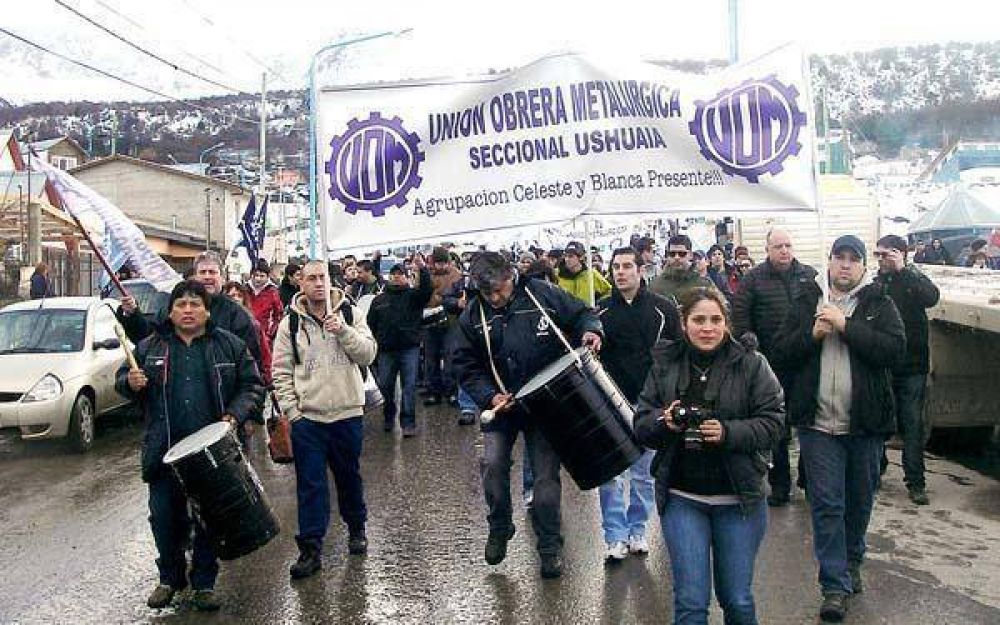 Numerosa manifestaci�n en la Legislatura provincial