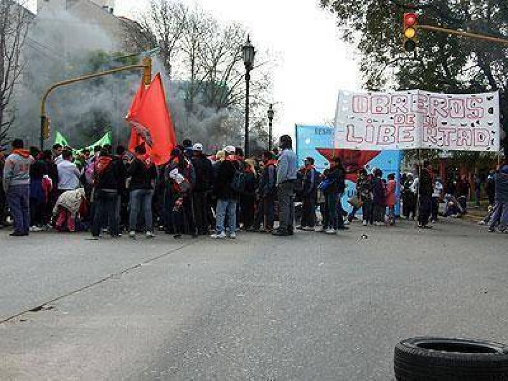 BROWN: Los habitantes del Barrio Gendarmer�a tambi�n cortaron la avenida Espora