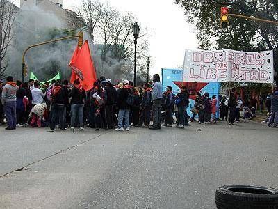 BROWN: Los habitantes del Barrio Gendarmer�a tambi�n cortaron la avenida Espora