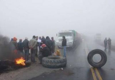 Desocupados cortan la Ruta 22 