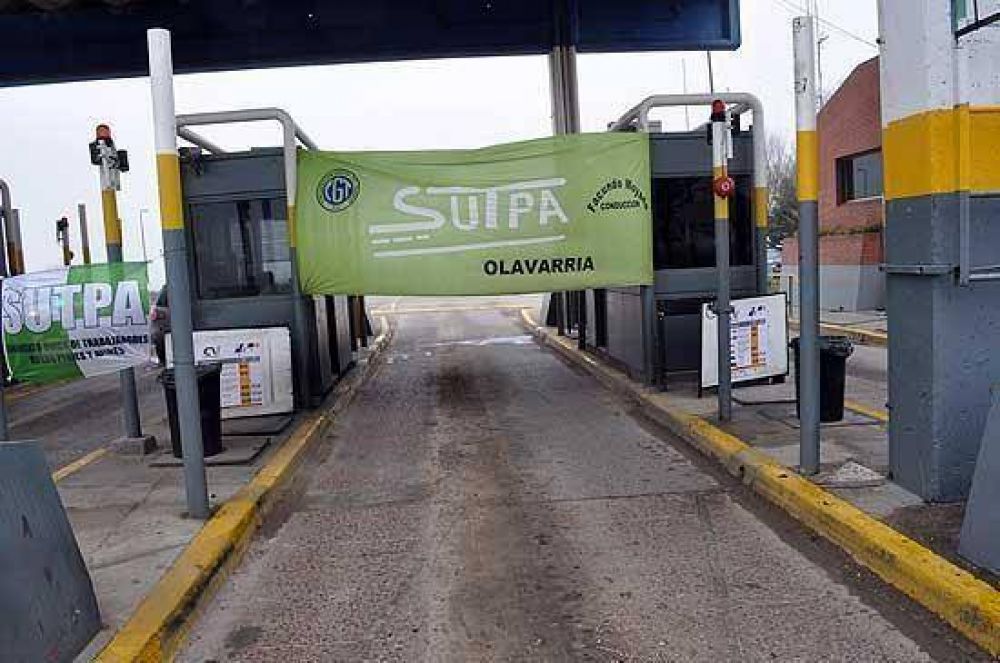 Por el paro de trabajadores, levantan las barreras en el Peaje de Hinojo