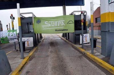 Por el paro de trabajadores, levantan las barreras en el Peaje de Hinojo