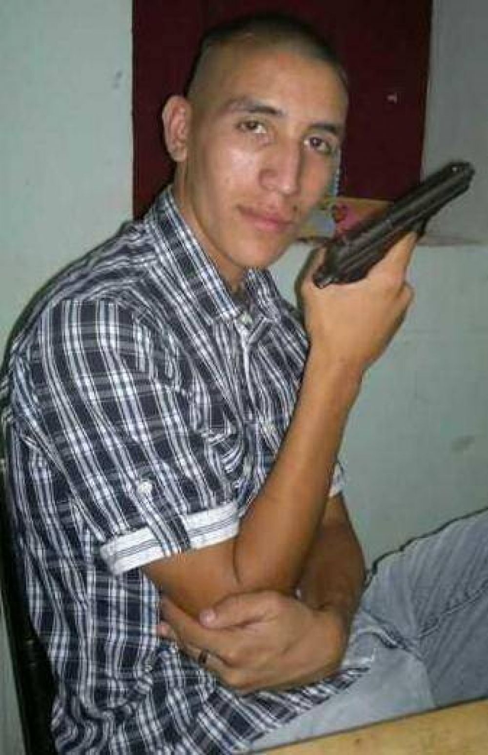 Teo hizo escuela: jugador de Racing posa con un arma