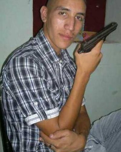 Teo hizo escuela: jugador de Racing posa con un arma