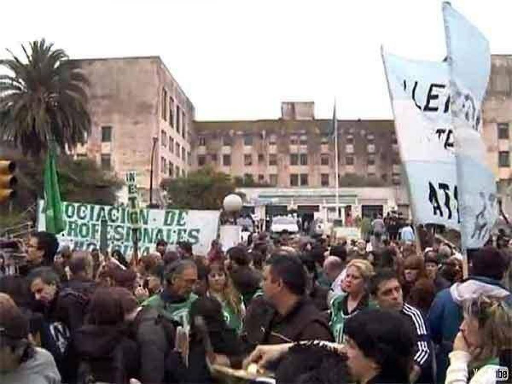 Movilizaci�n al Hospital Borda en rechazo de un Centro C�vico