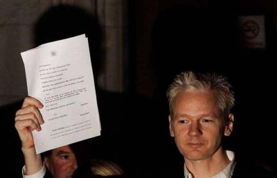 Ecuador desaf�a al Reino Unido y a los EE.UU. al darle asilo diplom�tico a Julian Assange