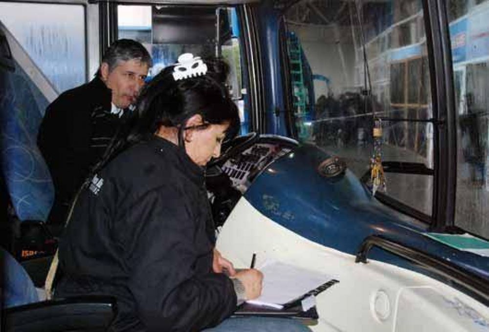 Controlan veh�culos y choferes en terminales