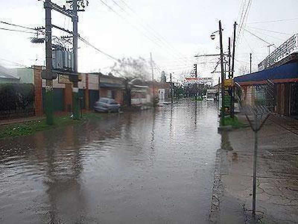 La lluvia provoc� el anegamiento de calles y barrios