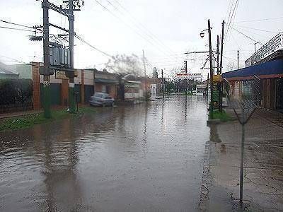 La lluvia provoc� el anegamiento de calles y barrios