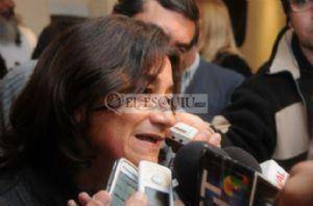 La Gobernadora desminti� el alejamiento de la ministra de Educaci�n