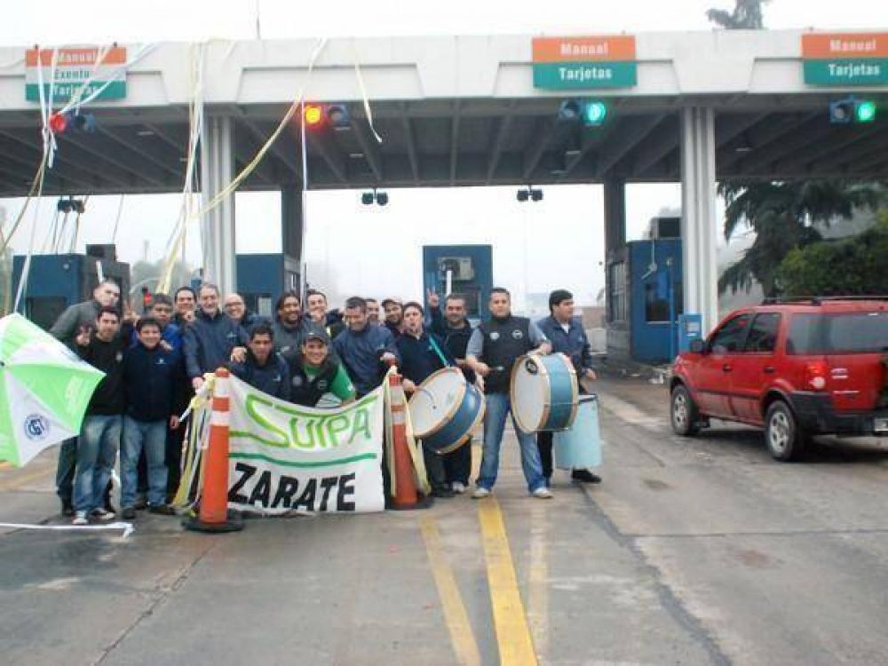 Empleados del peaje del puente pararon y levantaron las barreras