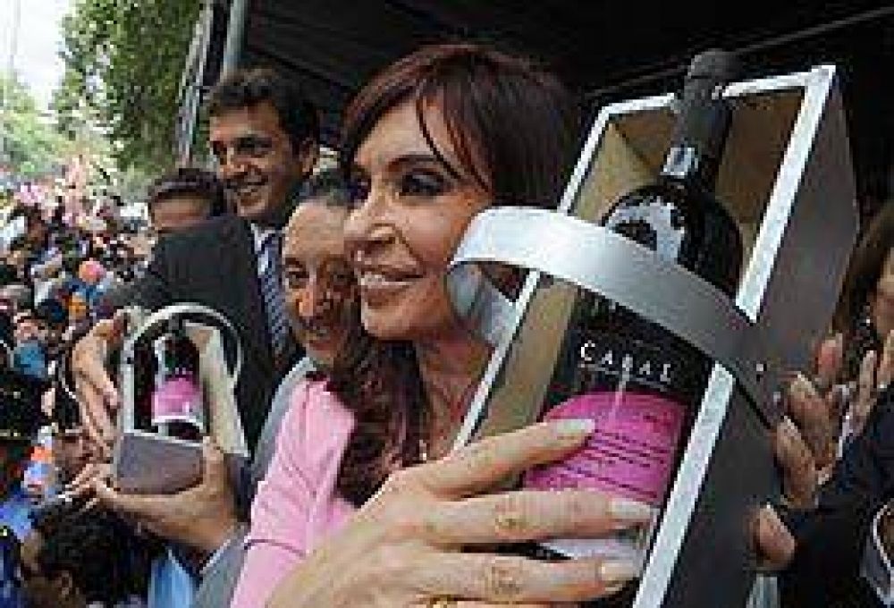 En Mendoza, Cristina confirm� la reducci�n del 50% a las retenciones vitivin�colas y no se cruz� con Cobos 