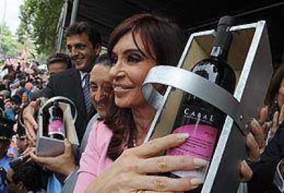 En Mendoza, Cristina confirm� la reducci�n del 50% a las retenciones vitivin�colas y no se cruz� con Cobos 