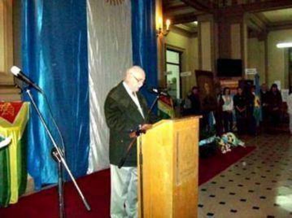 Homenaje oficial a San Mart�n en el Hall de la Comuna