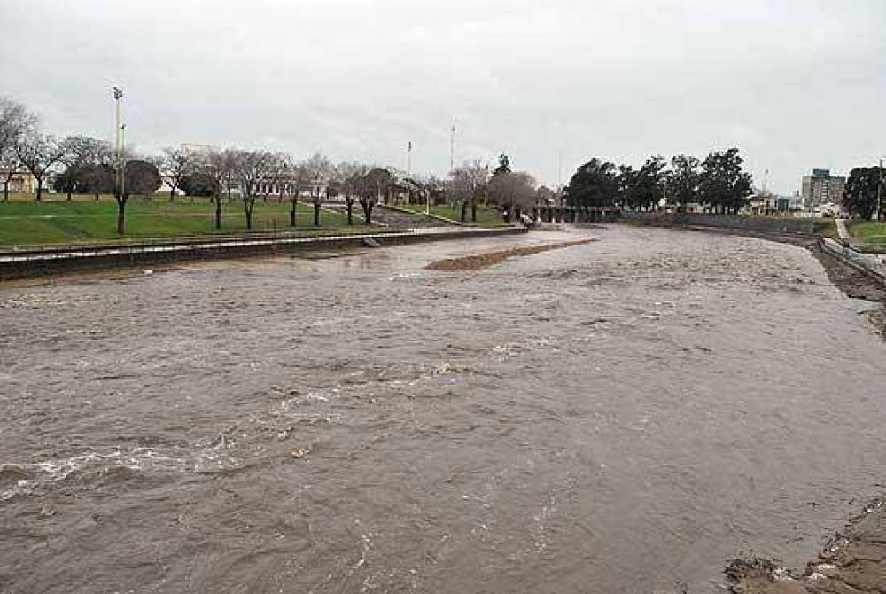 El arroyo se ve crecido, pero controlado; por las lluvias hay anegamientos, cortes y reclamos