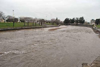 El arroyo se ve crecido, pero controlado; por las lluvias hay anegamientos, cortes y reclamos