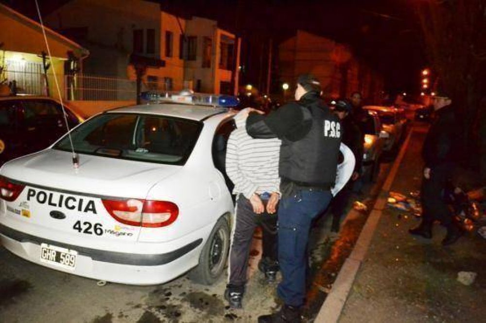 Joven aprehendido por robar celular de taxista