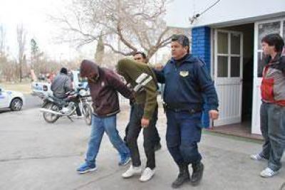  Aprehenden a dos hermanos y uno estaba pr�fugo	