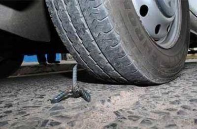 M�s de treinta autos sufrieron pinchaduras de gomas por clavos "miguelitos" en la autopista