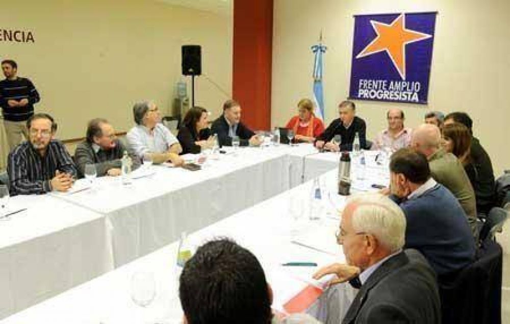 Mart�nez particip� de Encuentro de 50 dirigentes del FAP 