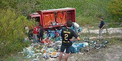  Un cami�n repartidor de bebidas cay� a la barranca y casi termina en aguas del Pilcomayo